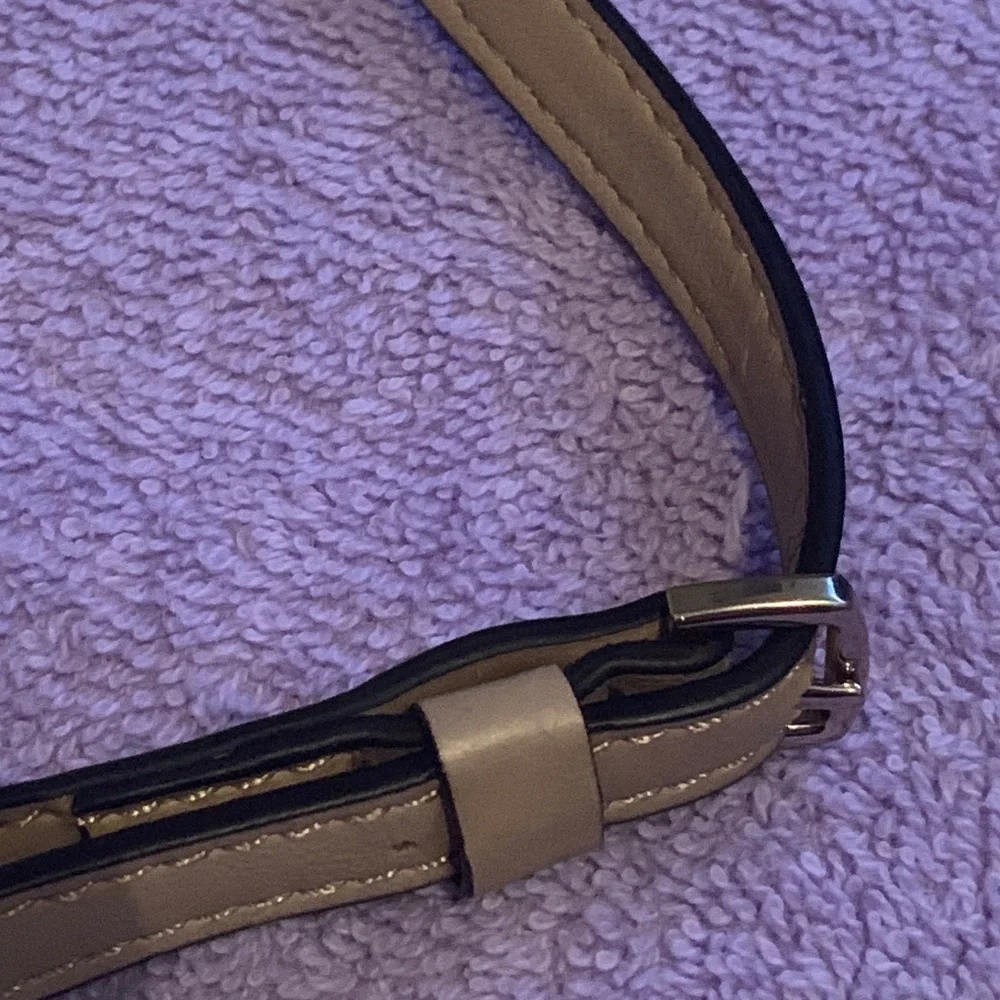 Guess Reiko Crossbody (EUC) - Picture 11 of 11